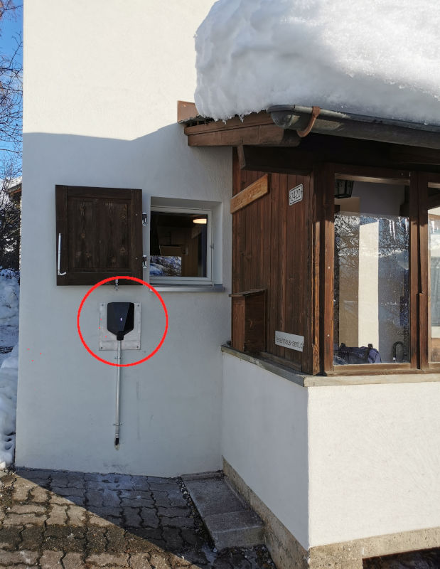 Bild der Ladestation für Elektroautos beim hinter dem Eingang zum Ferienhaus Chasa Spadla